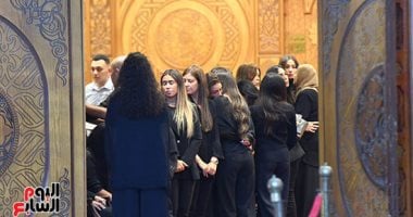يسرا تتألق في عزاء المطرب الراحل عمرو ستين بمسجد الشرطة