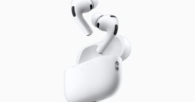 آبل تطلق جيلًا مبتكرًا من سماعات AirPods مع تقنية الذكاء الاصطناعي والكاميرات المدمجة