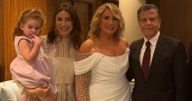 إيناس الدغيدي وابنتها وحفيدتها: تجسيد الحب والترابط عبر ثلاثة أجيال في مراسم العقد
