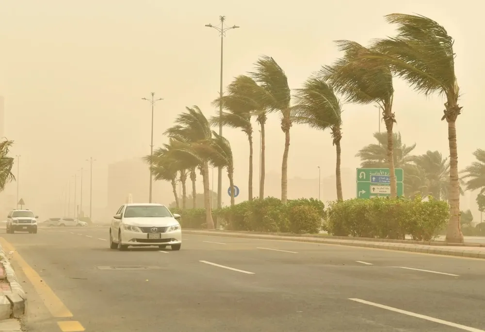 تأثير الأمطار الغزيرة والرياح على منطقة عسير: تحذيرات من الصواعق والسيول المحتملة