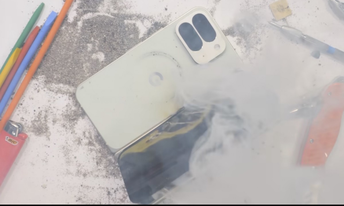 تحليل أسباب انفجار بطارية Google Pixel 10 Pro Fold أثناء اختبارات التحمل القاسية