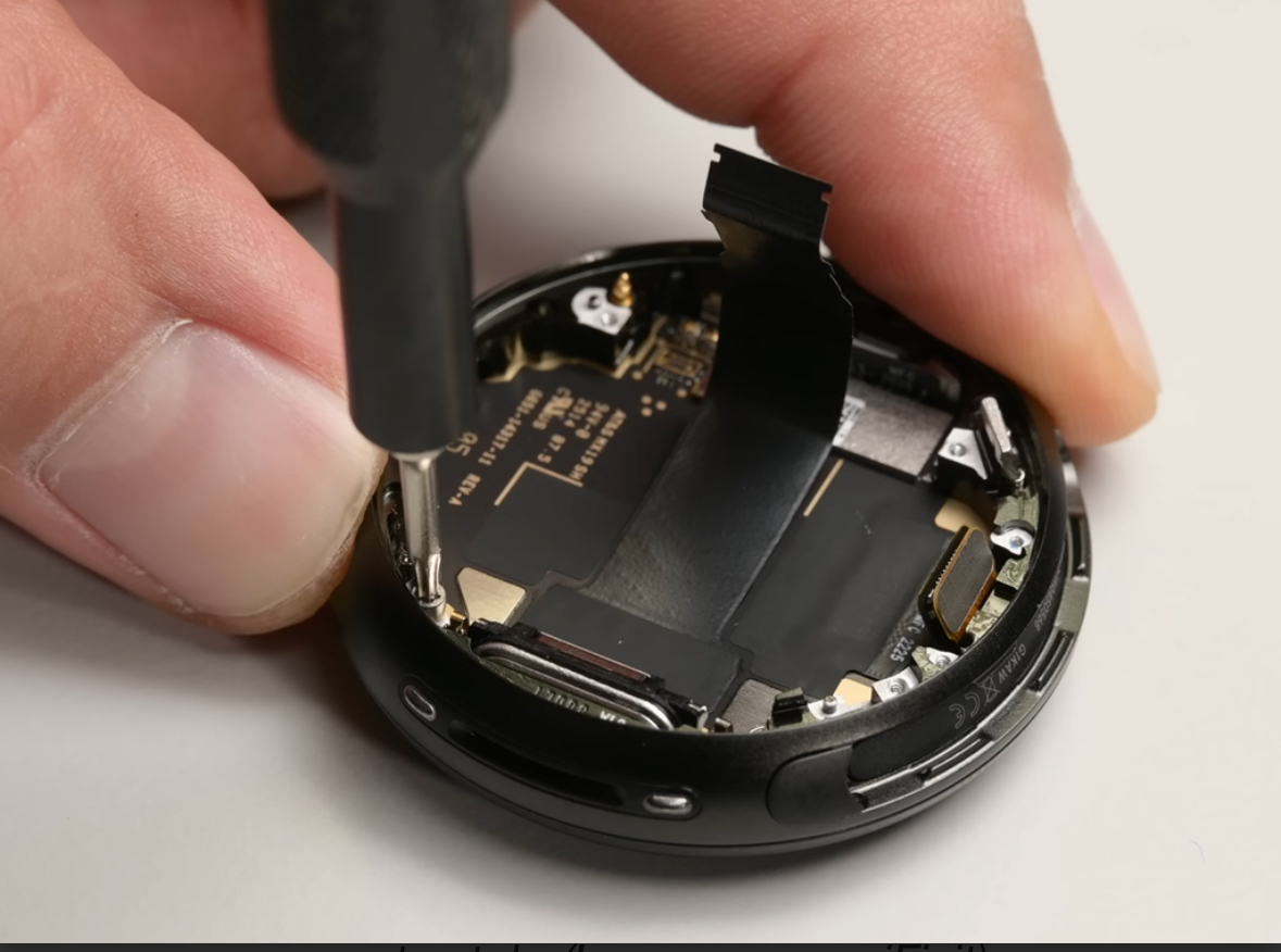تقييم شامل لسهولة إصلاح ساعة Pixel Watch 4 من جوجل وفقًا لـ iFixit