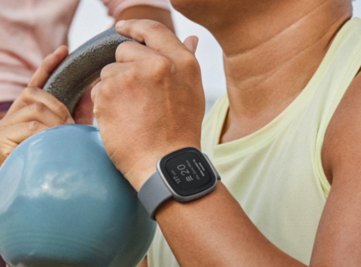جوجل تعزز تجربتها الصحية بإطلاق أجهزة Fitbit وخدمة Coach الجديدة