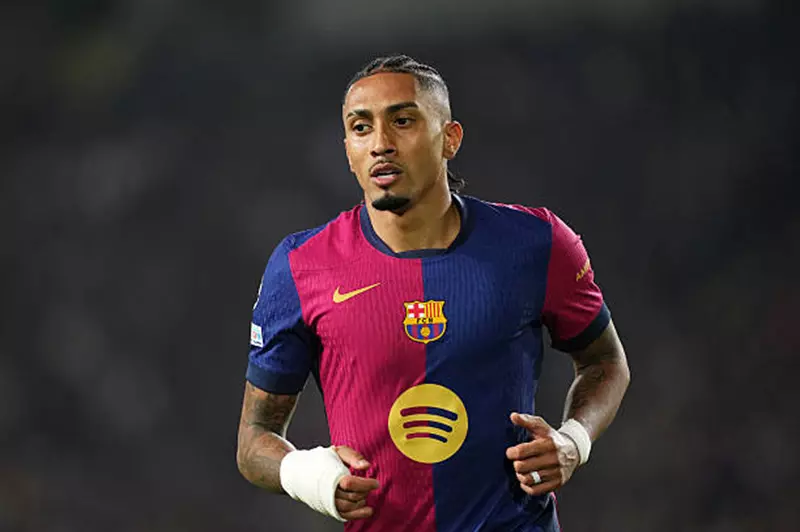 رافينيا يكشف عن عرض الهلال وتأثير فليك على استمراره في برشلونة