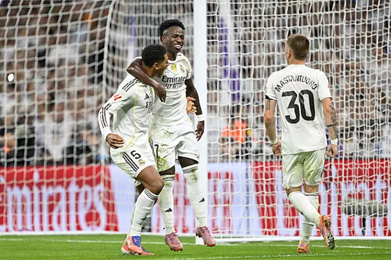 ريال مدريد يعكف على تعزيز خط الدفاع بالتعاقد مع 3 مدافعين في الصيف
