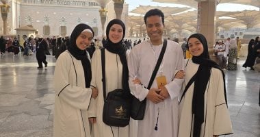 سامح حسين وعائلته يتألقون بعد أداء مناسك العمرة.
