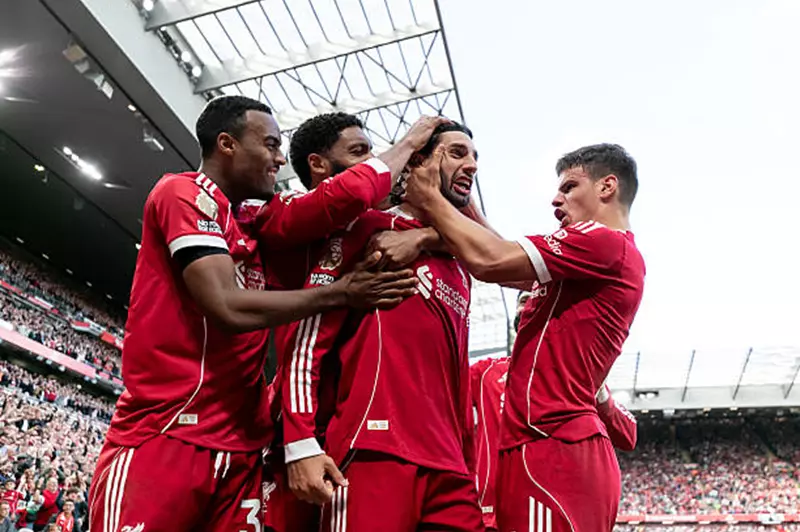 صراع العملاقين: ليفربول وريال مدريد يتنافسان على جوهرة إنجليزية جديدة