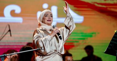عايدة الأيوبي تتألق في ختام مهرجان هي الفنون بجامعة أمريكية