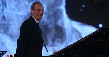 عمرو سليم يستعرض مقطوعة موسيقية رائعة قبيل حفل مدحت صالح بمهرجان الموسيقى العربية