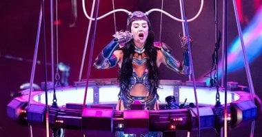 كاتي بيري تأخذ المشهد البريطاني بإطلالة فضائية مذهلة في جولتها “Lifetimes Tour”