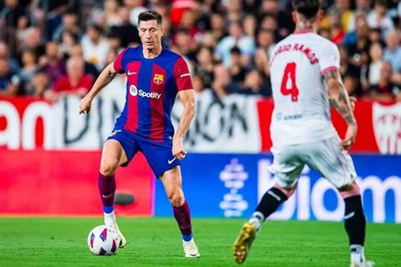 ليفاندوفسكي يتخذ قرارًا مصيريًا بشأن مستقبله مع برشلونة