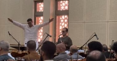 محمد ثروت يختتم بروفات حفله في مهرجان الموسيقى العربية مع علاء عبد السلام