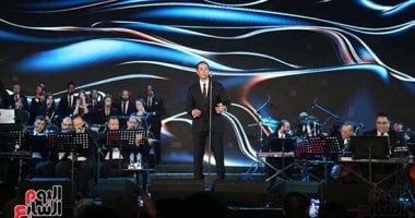 مدحت صالح يُشعل مهرجان الموسيقى العربية بأغنية “ولا تسوى دموع” وسط حضور جماهيري حاشد