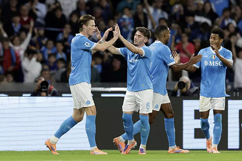 نابولي يتصدر الدوري الإيطالي بعد نهاية الجولة التاسعة: تحليل شامل وترتيب الفرق