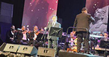 هاني شاكر يشعل الأجواء بأغنية بالأحضان مع تفاعل الجمهور الكبير
