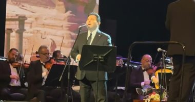 هاني شاكر يُبدع في أداء “وانت ماشي في مصر” و”يا أغلى اسم في الوجود” على مسرح الأوبرا