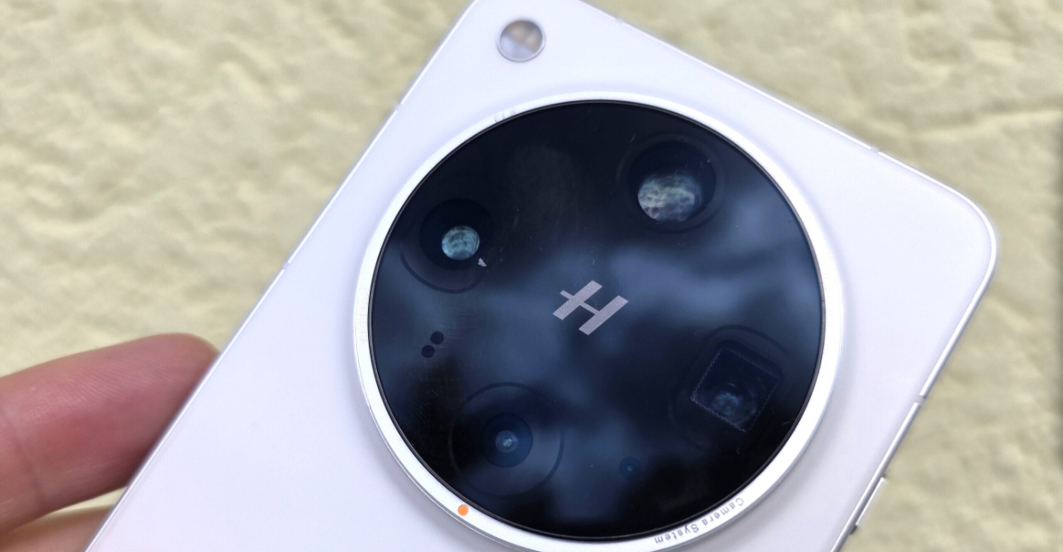 أول هاتف رائد مع عدستين بيريسكوب ودقة 200 ميجابكسل يثير الاهتمام